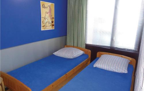 StavenisseにあるOud Kempen Bungalow 7の青い壁のドミトリールーム ベッド2台