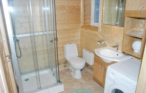 メレルードにあるHoliday home Anolfsbyn Mellerudのバスルーム(シャワー、トイレ、シンク付)