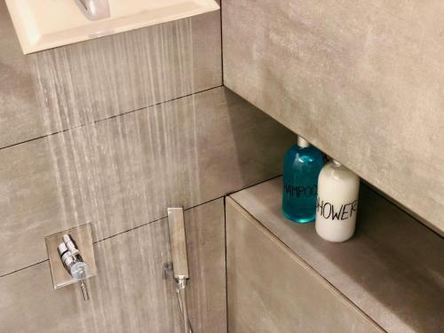 a bathroom with a blue bottle on a counter at Nesh House in Siracusa