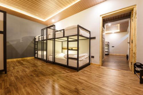 HITCHHIKERS HOSTEL LADAKH emeletes ágyai egy szobában