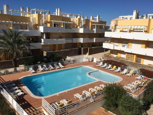 una vista aérea de una piscina frente a un edificio en Cabanas Apartment, en Tavira