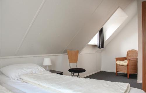 Llit o llits en una habitació de Pet Friendly Home In Vlagtwedde With Wifi