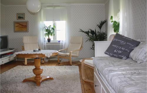 NydalaにあるAmazing Home In Skillingaryd With 6 Bedrooms And Wifiのリビングルーム(ソファ、コーヒーテーブル付)