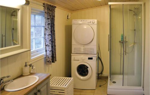 Vonios kambarys apgyvendinimo įstaigoje 3 Bedroom Cozy Home In Sjusjen