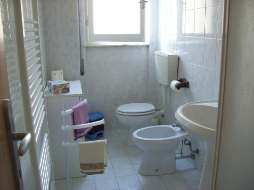 ein kleines Bad mit WC und Waschbecken in der Unterkunft Il Mirto in Viareggio