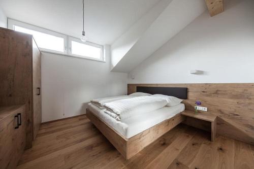 une chambre avec un grand lit et une fenêtre dans l'établissement Appartement Meier, à Seefeld in Tirol