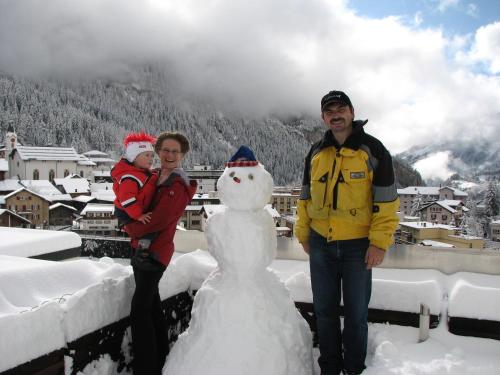 a man and a woman standing next to a snowman at Hotel Paradis-Leukerbad-Therme in Leukerbad