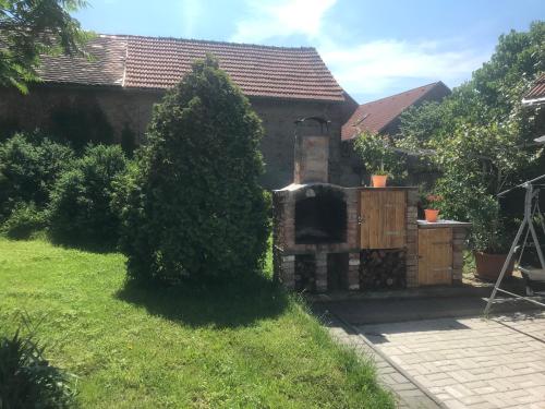 a backyard with an outdoor grill in a yard at U Pichlerů in Klipec