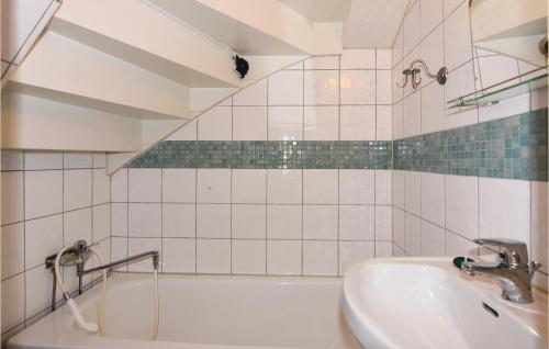 y baño con bañera blanca y lavamanos. en 2 Bedroom Pet Friendly Home In Molkom, en Sutterhöjden