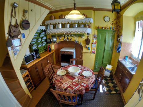 錫米的住宿－Moschos Mansion，一间带桌子的用餐室和一间厨房