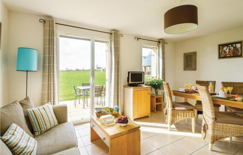 un salon avec un canapé et une table dans l'établissement Les Hauts De La Houle, à Cancale