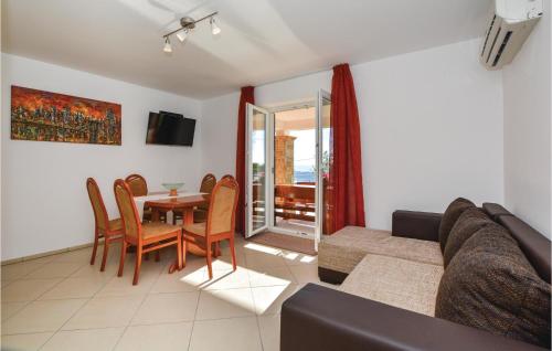 TV a/nebo společenská místnost v ubytování Beautiful Apartment In Portoroz