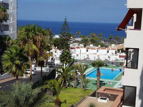 una vista aerea di un resort con piscina e oceano di Olympia 424 a Playa de las Americas