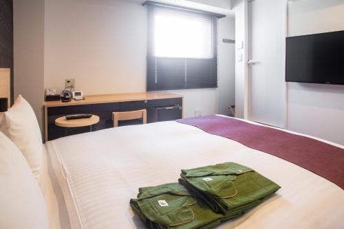 Postel nebo postele na pokoji v ubytování Hotel Kuretakeso Hiroshima Otemachi