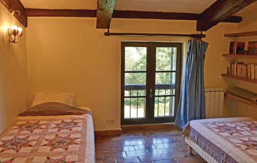 Un pat sau paturi într-o cameră la Amazing Home In La Roquette Sur Siagne With Wifi