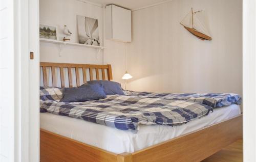 3 Bedroom Cozy Home In Brastad 객실 침대