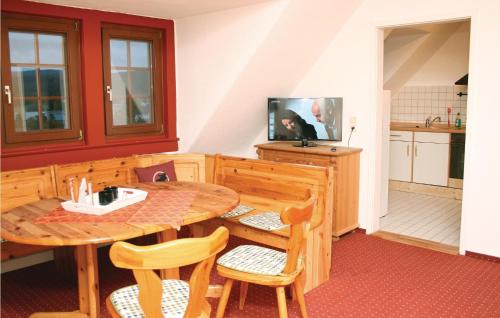 a kitchen with a table and chairs and a television at Beautiful Apartment In Tambach-dietharz With 3 Bedrooms And Wifi in Tambach-Dietharz