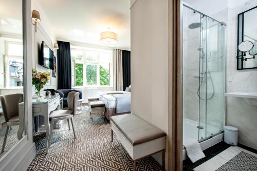 una camera d'albergo con bagno con doccia di Amber Design Residence a Cracovia