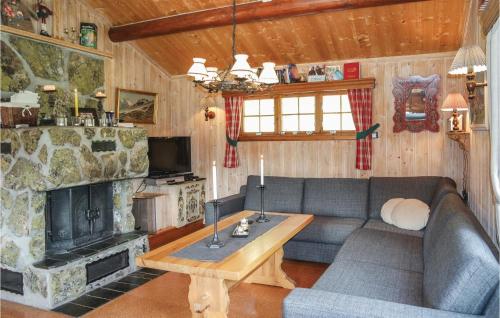 un soggiorno con divano e camino di Holiday Home Hemsedal Rusto Raunhaug a Hemsedal