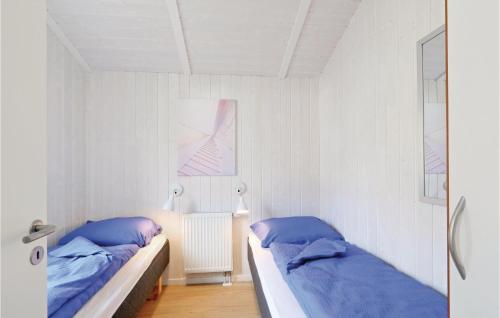 プリヴァルにあるAbendrot 14 - Dorf 3の青い枕が備わる小さな部屋のベッド2台