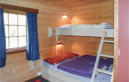 um quarto com beliches numa cabina de madeira em 3 Bedroom Beautiful Home In Hemsedal em Hemsedal