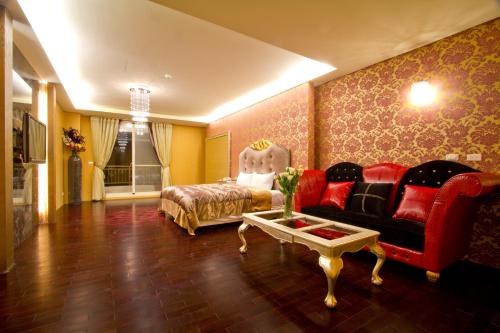 a living room with a couch and a table at Formosa Vacation Village Homestay in Renai