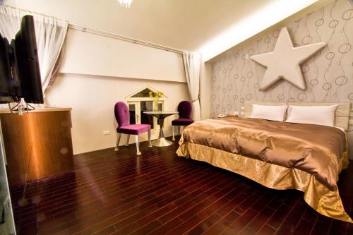 a hotel room with a bed and a star on the wall at Formosa Vacation Village Homestay in Renai