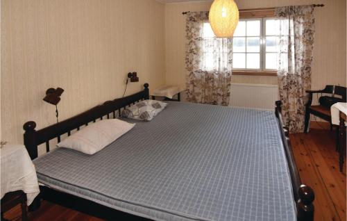 Katil atau katil-katil dalam bilik di 4 Bedroom Amazing Home In Brunskog
