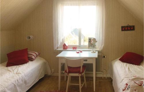 um quarto com 2 camas e uma secretária com uma janela em Awesome Home In Slvesborg With Wifi em Sölvesborg