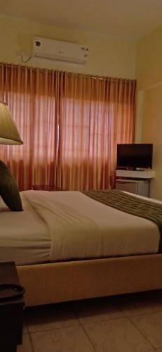 Hotel Poonja Internationalにあるベッド