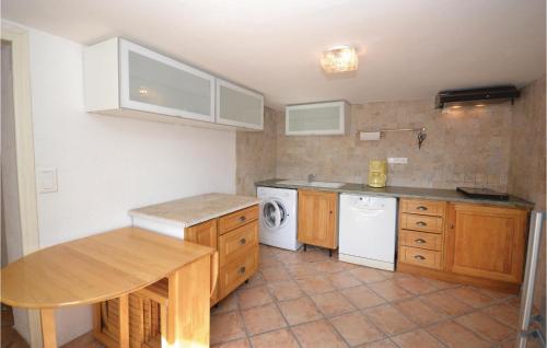 - une cuisine avec une table et un lave-linge/sèche-linge dans l'établissement Pet Friendly Home In Bagard With Wifi, à Bagard