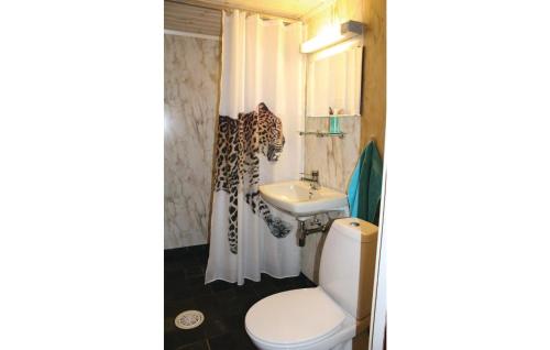 a bathroom with a toilet and a sink at Stunning Home In Evanger With Kitchen in Evanger