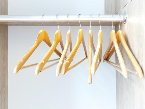 a bunch of wooden utensils hanging on a rack at Großes Apartment im Zentrum von Dresden, 2 Schlafzimmer, 2 Bäder, Balkon in Dresden
