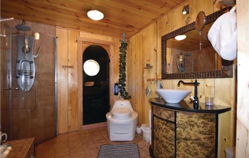 y baño con lavabo y aseo. en Nice Home In Mellerud With Sauna en Torp