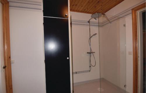 Bilik mandi di 4 Bedroom Amazing Home In Brunskog