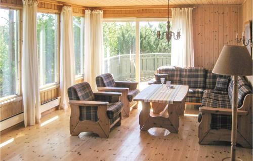 Predel za sedenje v nastanitvi Pet Friendly Home In Rygge With House A Panoramic View
