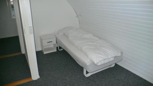 a small bed in a corner of a room at Sædding Strandvej (ID 119) in Esbjerg