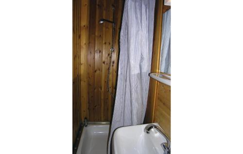 3 Bedroom Amazing Home In Balestrand في بالستراند: حمام مع مرحاض ومغسلة ودش