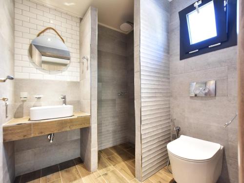 La salle de bains est pourvue de toilettes et d'un lavabo. dans l'établissement Notos Resort - Tristinika Sithonia, à Toroni