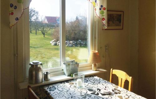 uma mesa com vista para uma janela em Awesome Home In Slvesborg With Wifi em Sölvesborg