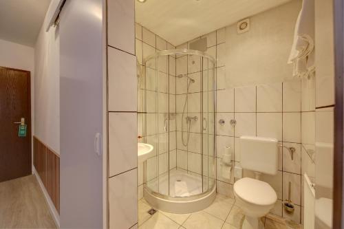 Bilik mandi di Aparthotel Deutschmeister