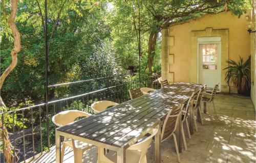une grande table et des chaises sur la terrasse dans l'établissement Beautiful Home In Montagnac, à Montagnac