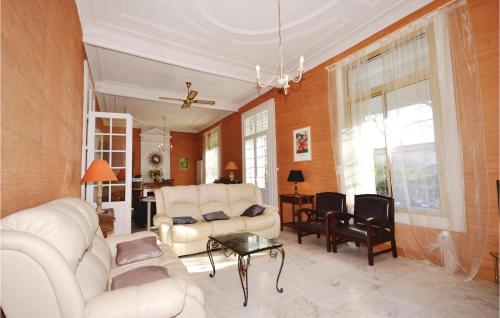 Χώρος καθιστικού στο Beautiful Home In Montagnac