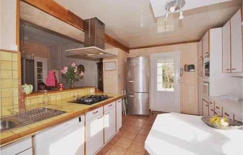 Η κουζίνα ή μικρή κουζίνα στο Stunning Home In Montagnac With Private Swimming Pool, Can Be Inside Or Outside