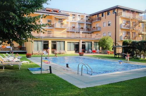 Bazén v ubytování Hotel Dolomiti nebo v jeho okolí