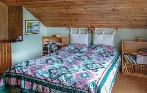 Säng eller sängar i ett rum på Stunning Home In ml With 3 Bedrooms And Wifi