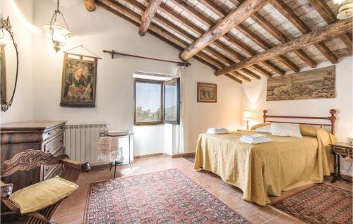 ein Schlafzimmer mit einem Bett in einem Zimmer in der Unterkunft Casale Petrucci in Vacone
