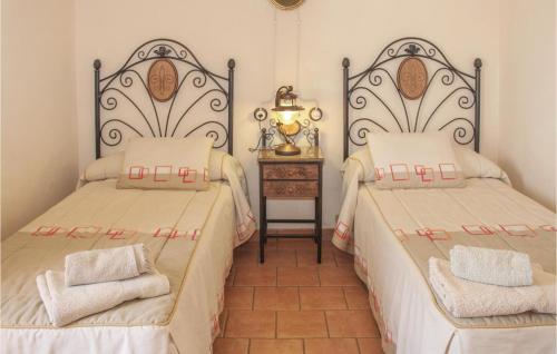 Een bed of bedden in een kamer bij Gorgeous Home In Villaviciosa De Cordob With Private Swimming Pool, Can Be Inside Or Outside