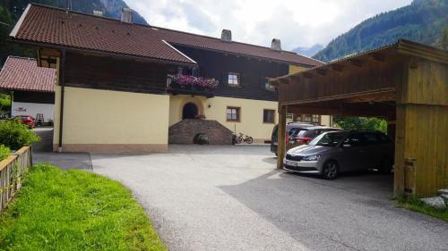 auf einem Parkplatz vor einem Gebäude geparkt in der Unterkunft Apartment Ginzling in Mayrhofen