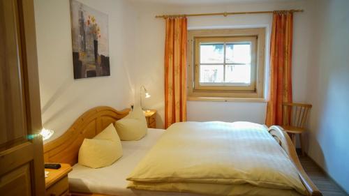 Schlafzimmer mit einem Bett und einem Fenster in der Unterkunft Apartment Ginzling in Mayrhofen